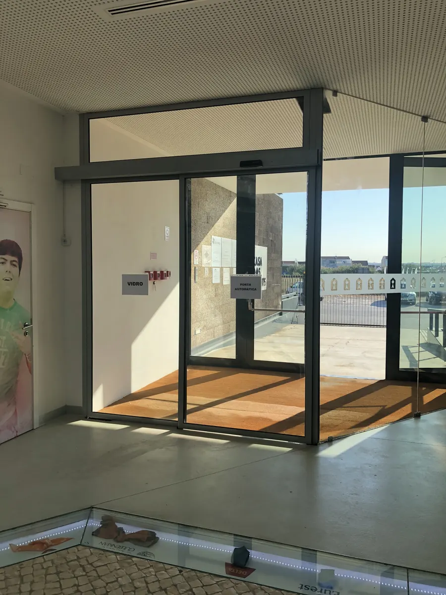 Porta automática deslizante de vidro em edifício de atendimento ao público na Moita — foto 3