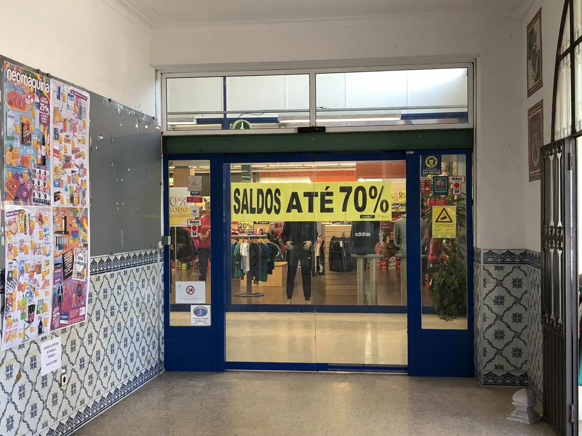 Porta automática deslizante com perfis azuis em espaço tradicional com azulejos em Pombal — foto 2