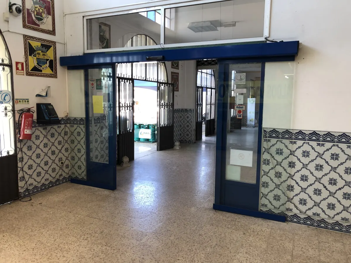 Porta automática deslizante com perfis azuis em espaço tradicional com azulejos em Pombal — foto 3