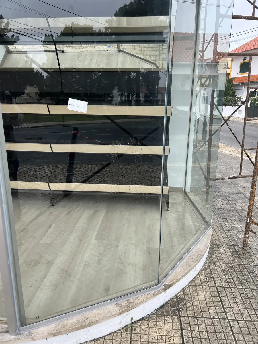 Fachada de vidro curva com porta automática integrada em espaço comercial na Quinta do Conde — foto 2