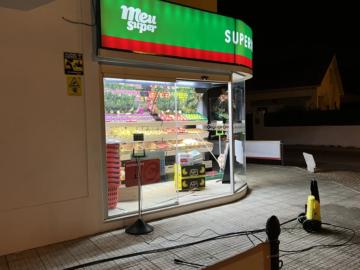 Fachada de vidro curva com porta automática integrada em espaço comercial na Quinta do Conde — foto 5