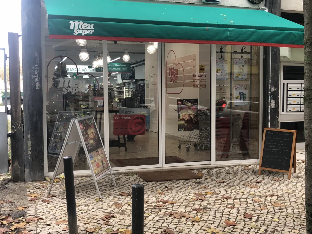 Porta automática deslizante com perfis pretos em supermercado de bairro em Benfica, Lisboa — foto 2