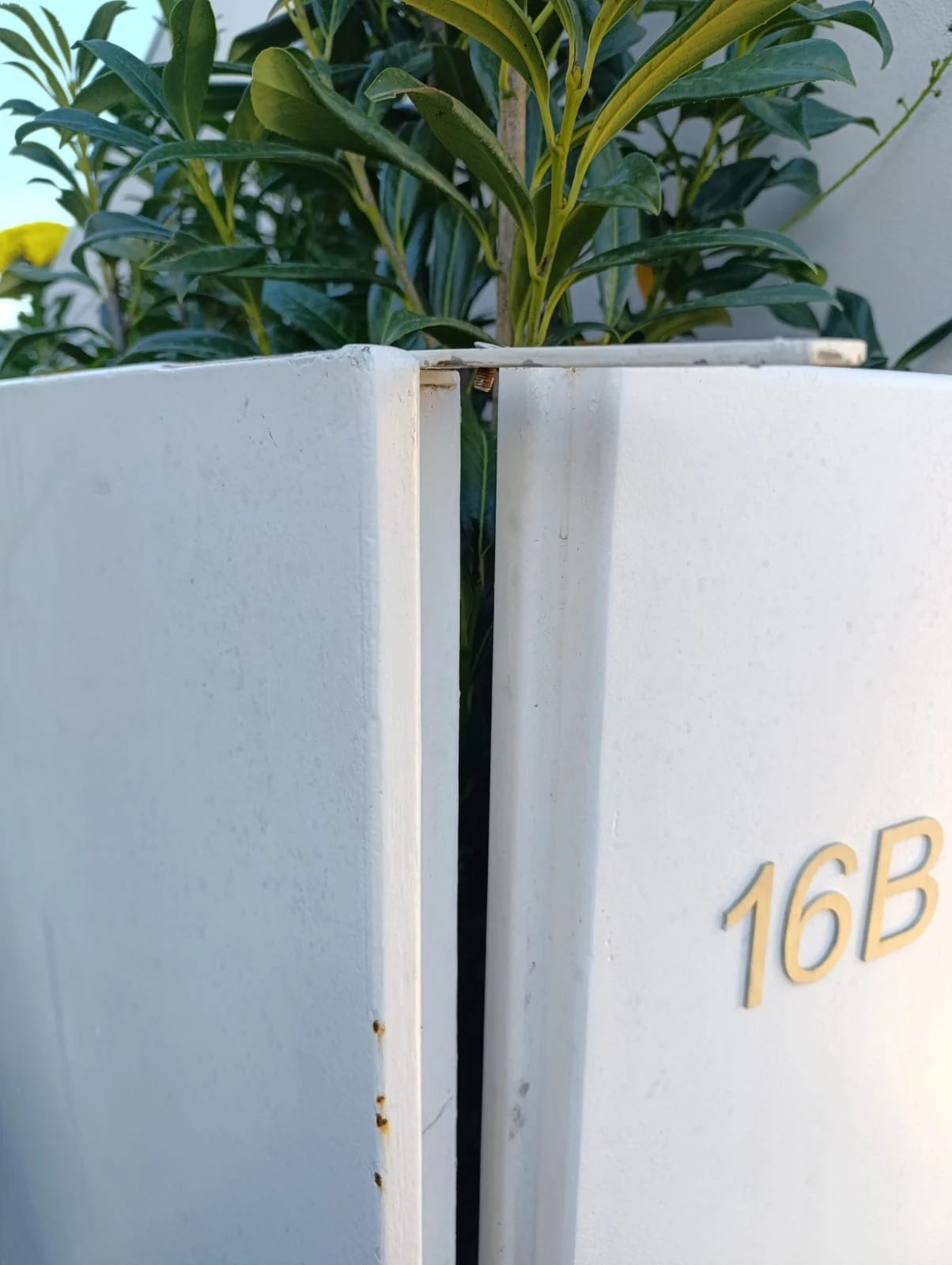 Detalhe da folga entre folha e batente antes do reajuste — porta nº 16B