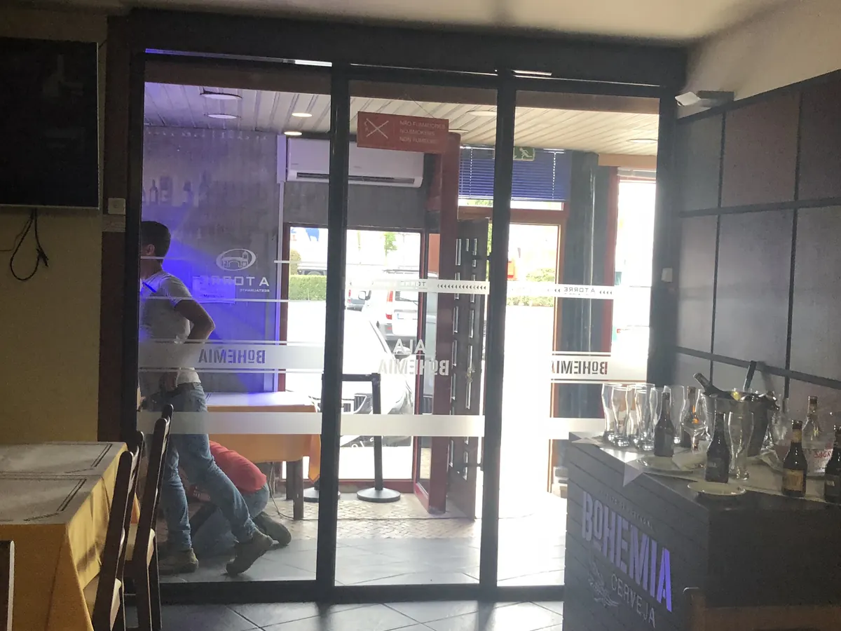 Porta automática telescópica com perfis pretos em restaurante em Samora Correia