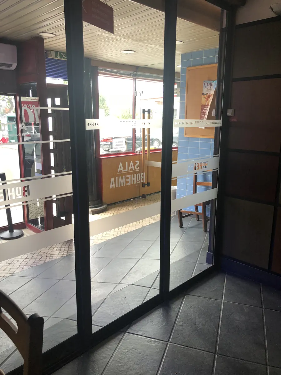 Porta automática telescópica com perfis pretos em restaurante em Samora Correia — foto 2