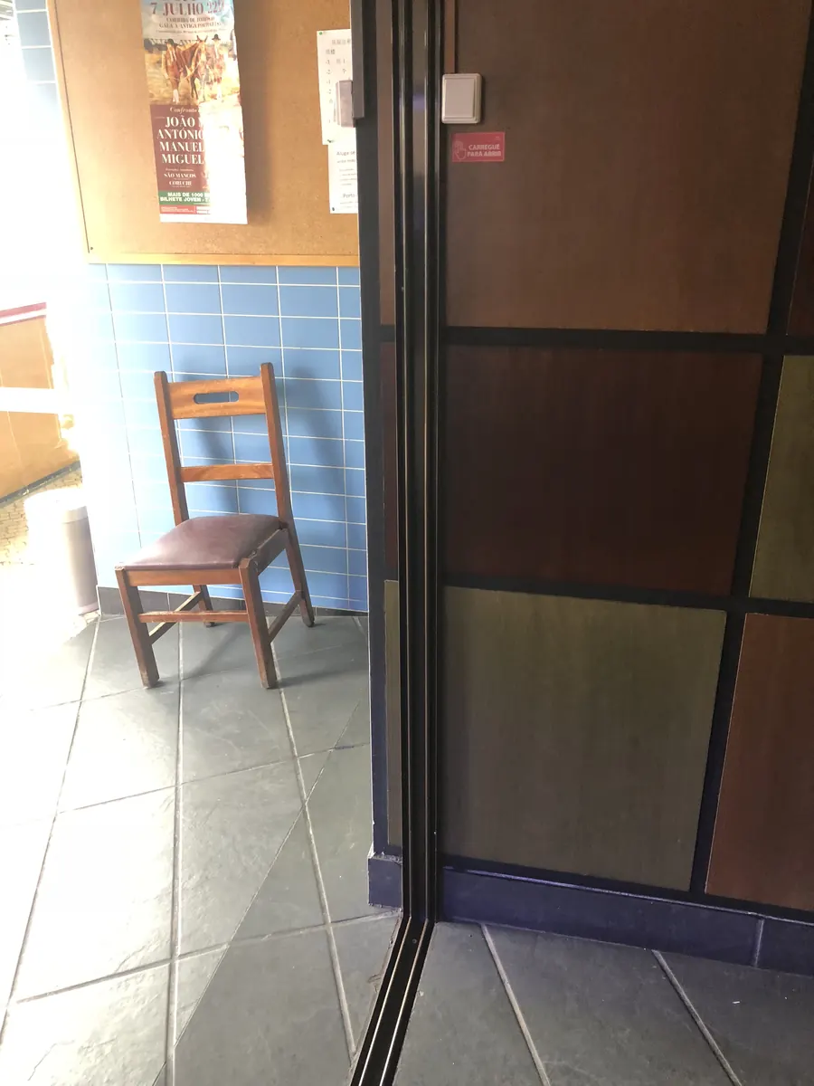 Porta automática telescópica com perfis pretos em restaurante em Samora Correia — foto 3