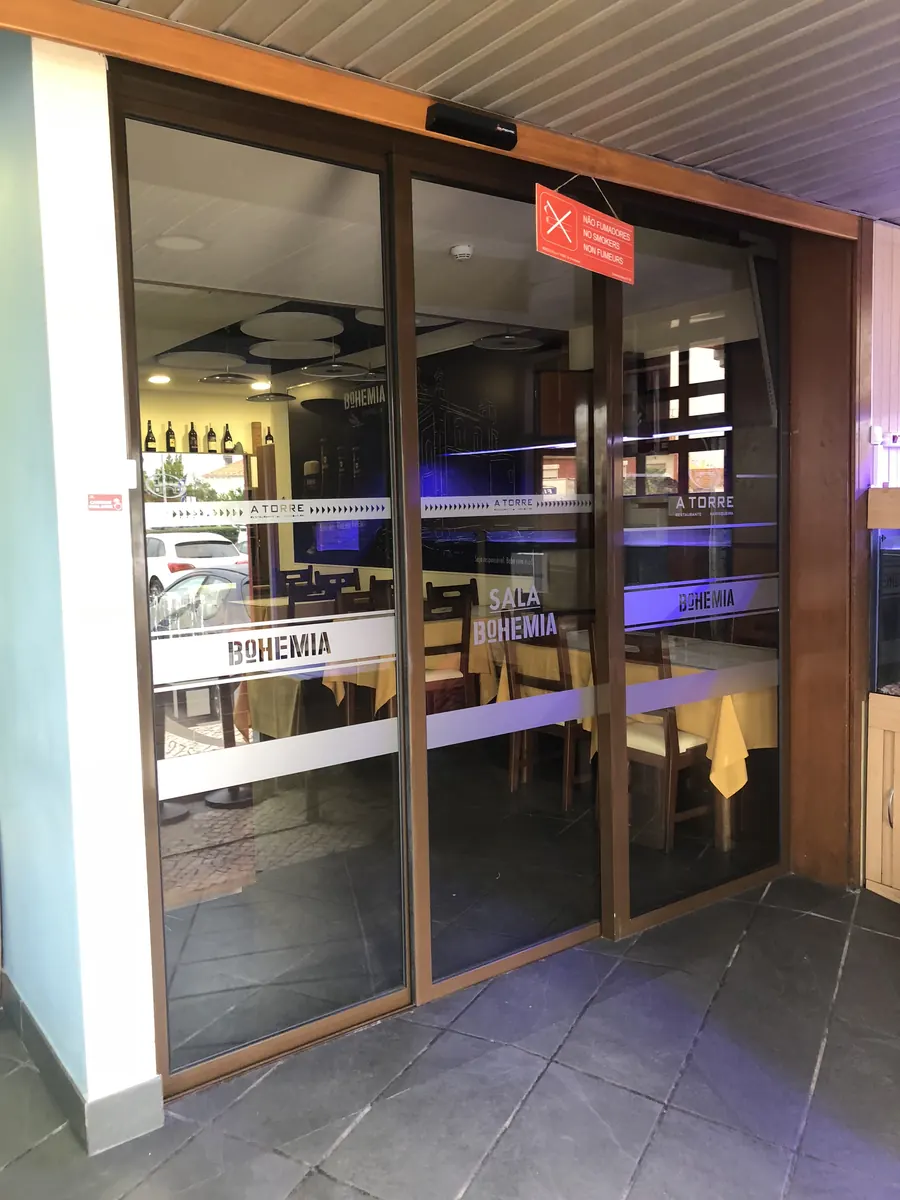Porta automática telescópica com perfis pretos em restaurante em Samora Correia — foto 4