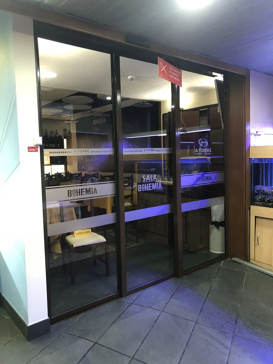Porta automática telescópica com perfis pretos em restaurante em Samora Correia — foto 5