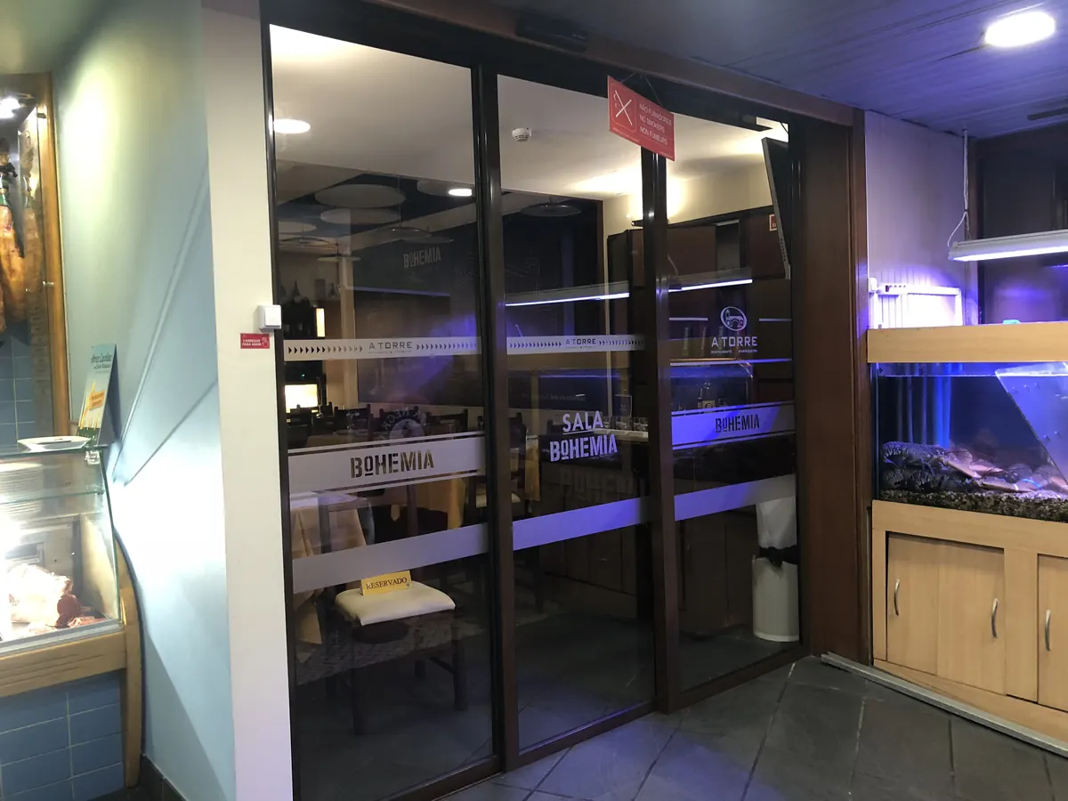 Porta automática telescópica com perfis pretos em restaurante em Samora Correia — foto 6