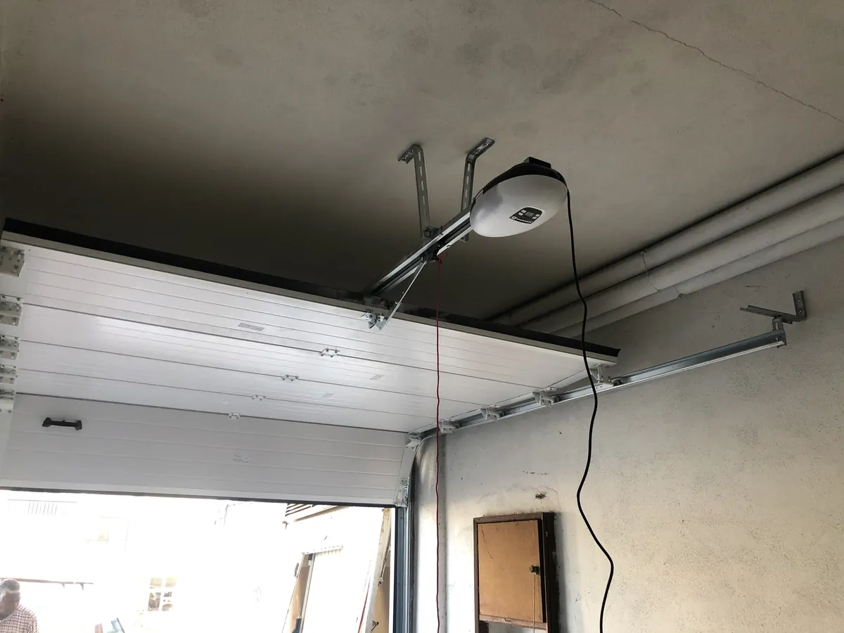 Portão seccional branco com automatismo de teto em garagem de moradia em Agualva-Cacém, Sintra — foto 2