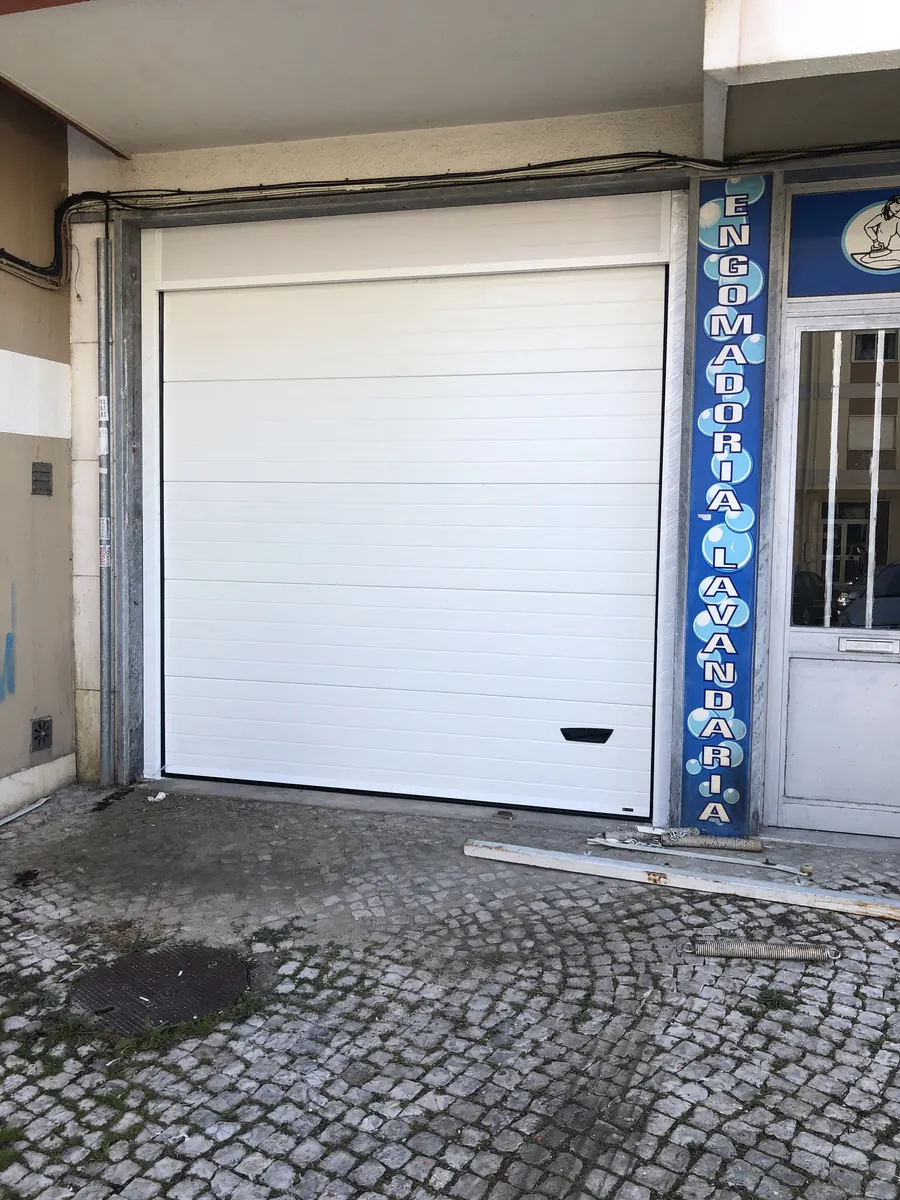 Portão seccional branco com automatismo de teto em garagem de moradia em Agualva-Cacém, Sintra — foto 3
