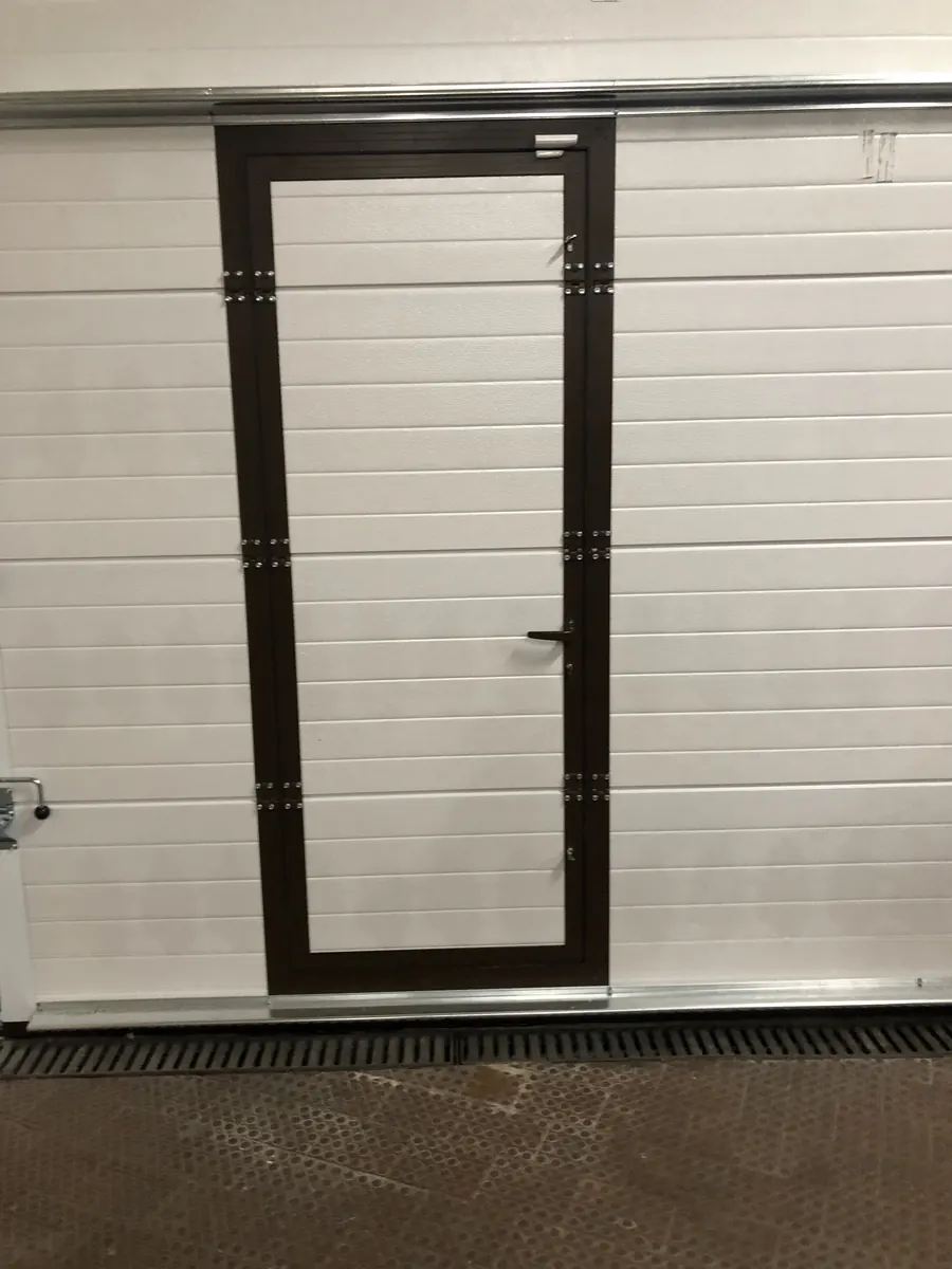 Portão seccional castanho com porta de serviço integrada na Pontinha, Odivelas — foto 2