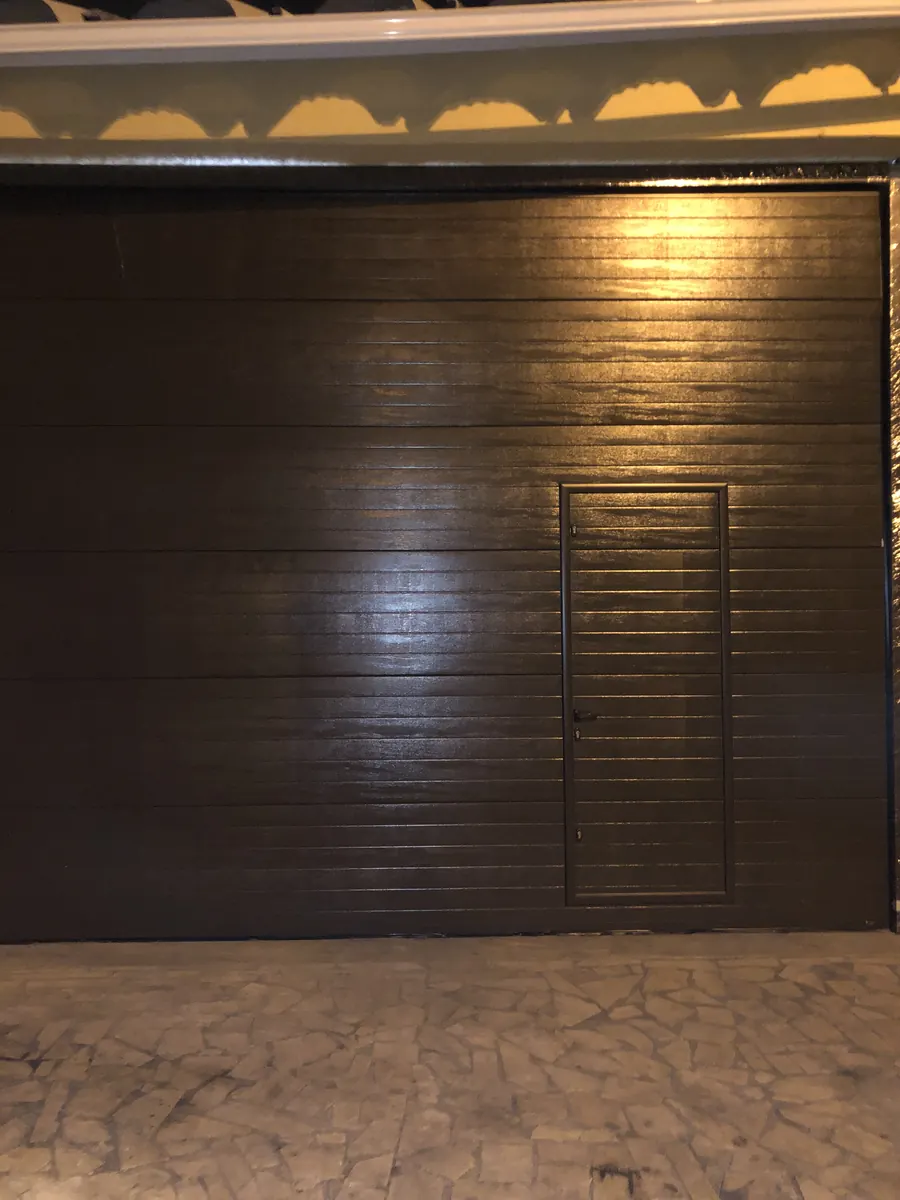 Portão seccional castanho com porta de serviço integrada na Pontinha, Odivelas — foto 3