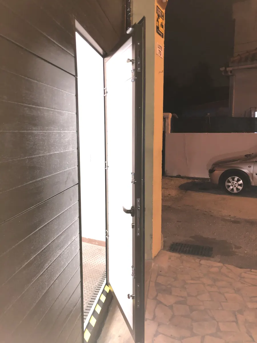Portão seccional castanho com porta de serviço integrada na Pontinha, Odivelas — foto 4