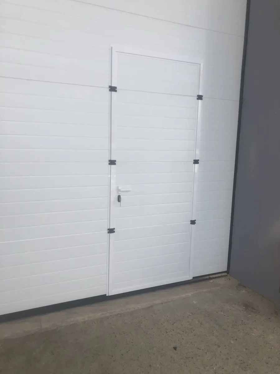 Portão seccional industrial branco com porta de serviço em armazém na Abrunheira, Sintra — foto 2