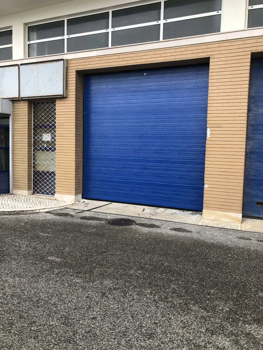 Portão seccional industrial azul em condomínio de armazéns em Agualva-Cacém, Sintra