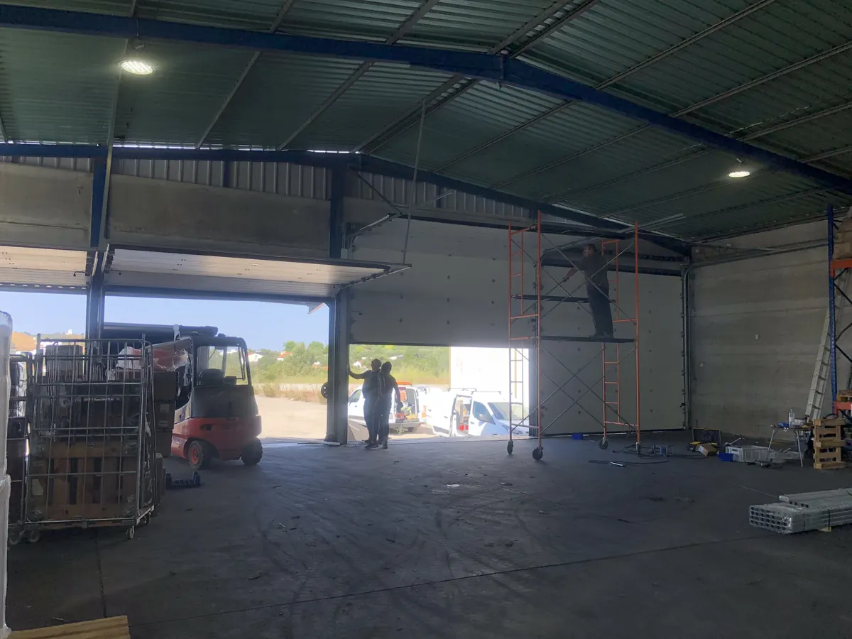 Portão seccional industrial em substituição num pavilhão logístico em Alverca