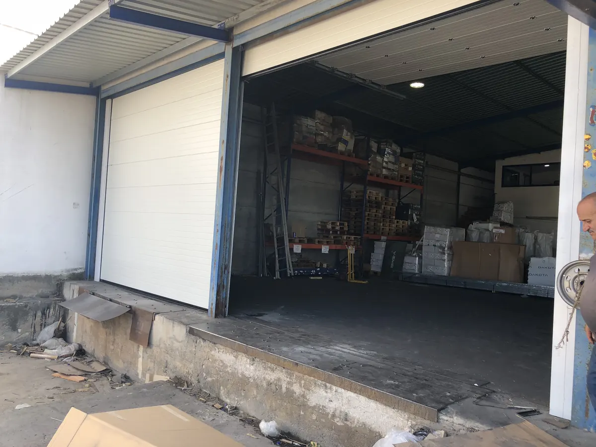 Portão seccional industrial em substituição num pavilhão logístico em Alverca — foto 2