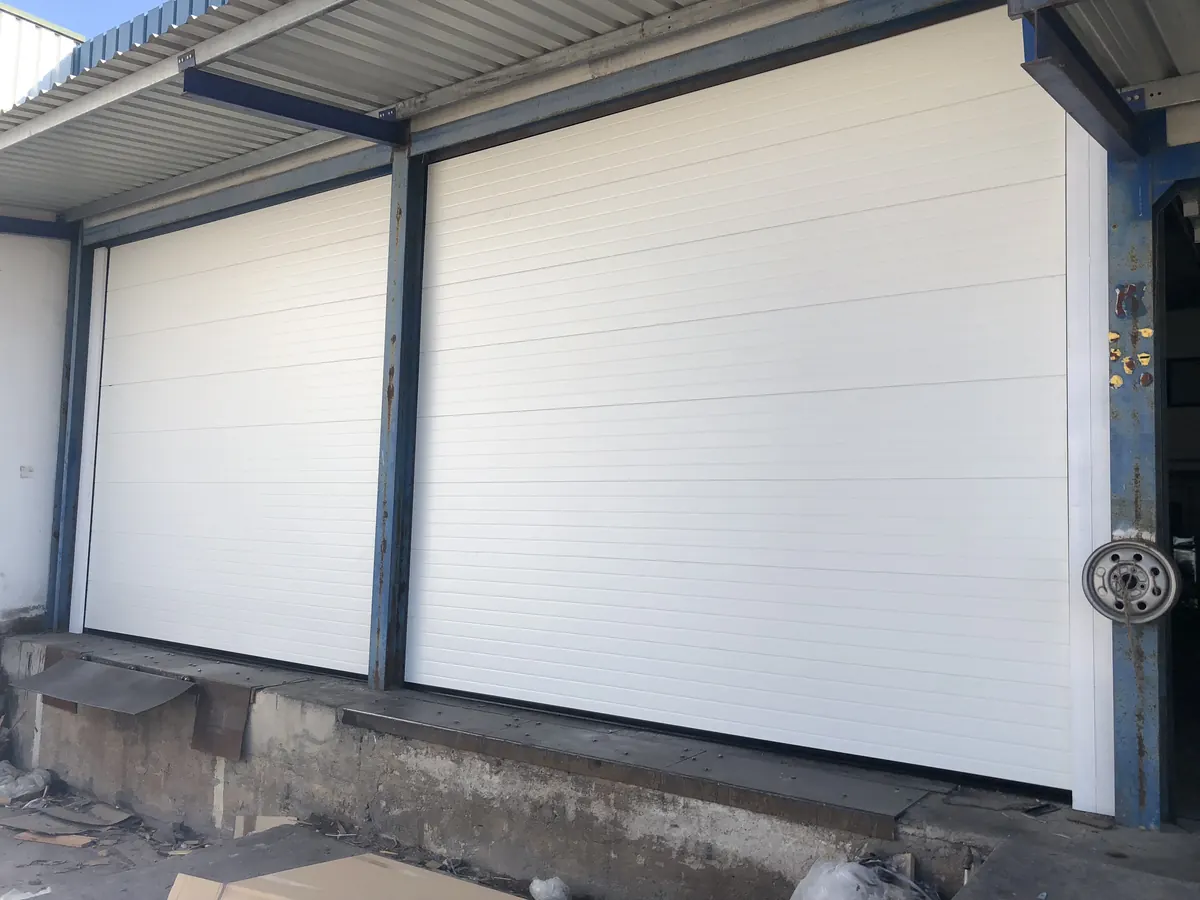 Portão seccional industrial em substituição num pavilhão logístico em Alverca — foto 3