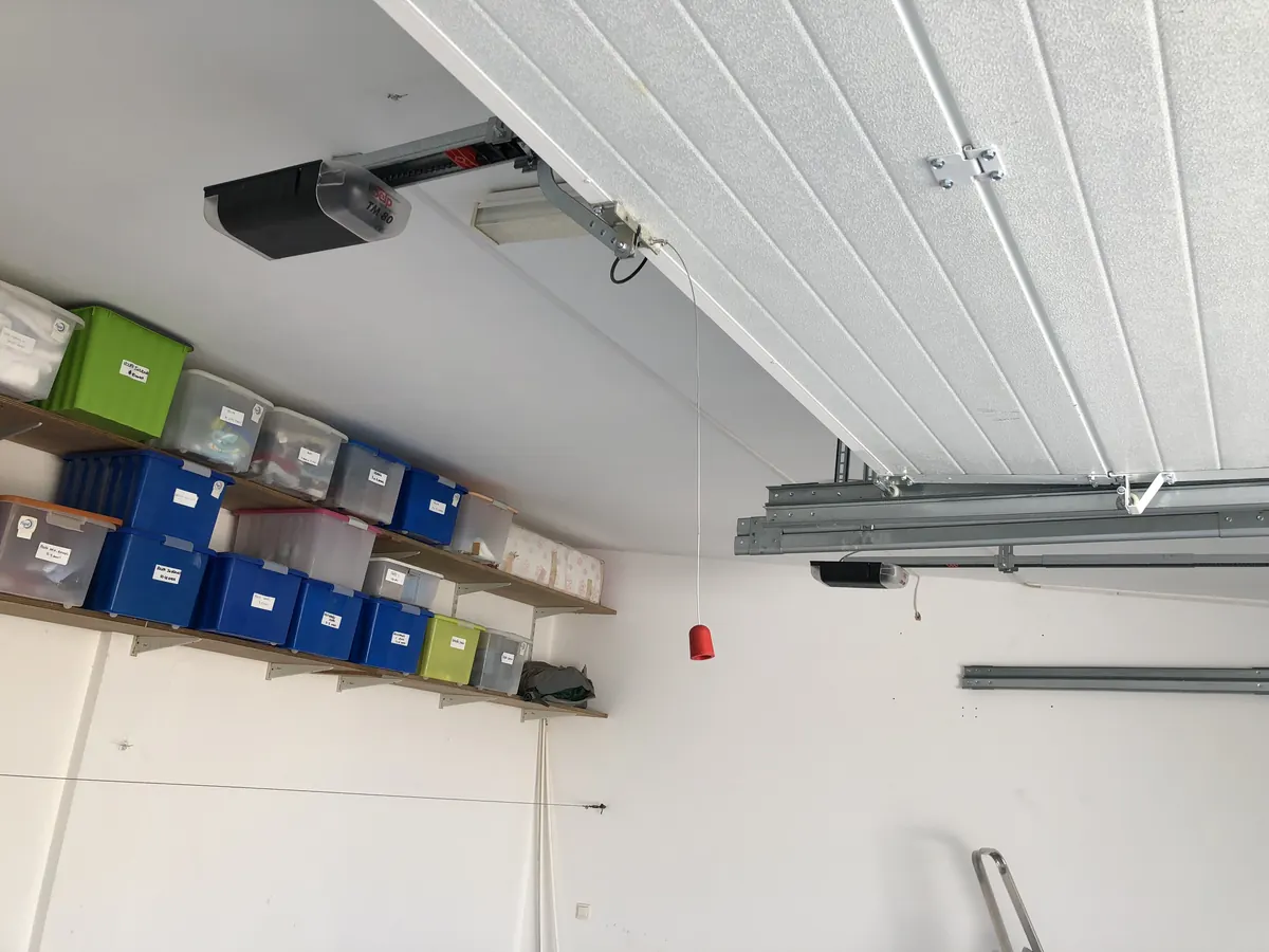 Dois automatismos de teto SEIP TM60 instalados em garagem de moradia na Quinta do Anjo, Palmela