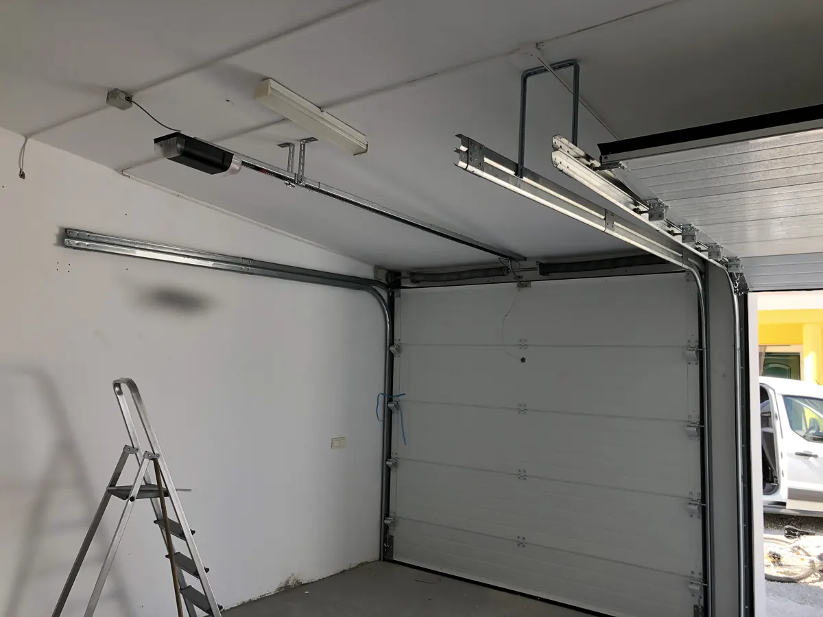 Dois automatismos de teto SEIP TM60 instalados em garagem de moradia na Quinta do Anjo, Palmela — foto 2