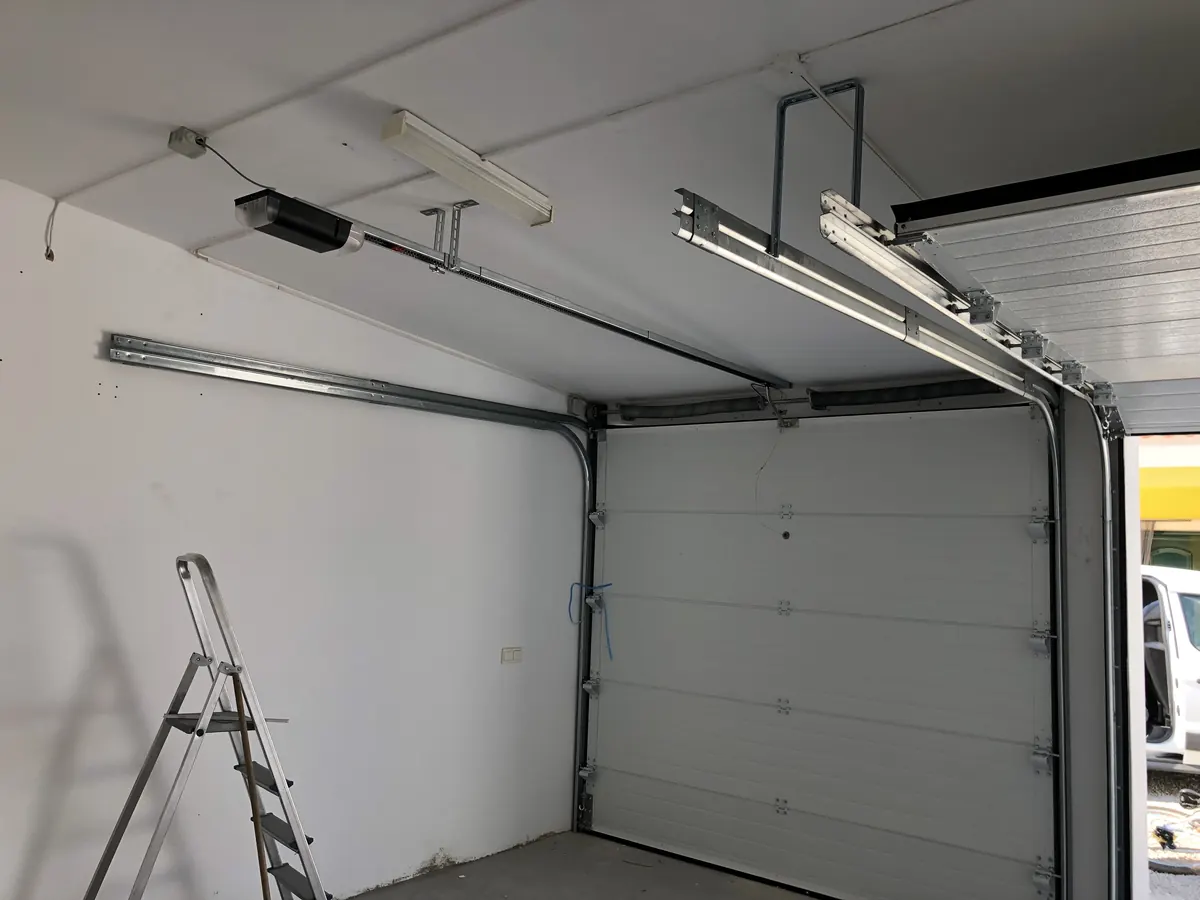 Dois automatismos de teto SEIP TM60 instalados em garagem de moradia na Quinta do Anjo, Palmela — foto 3