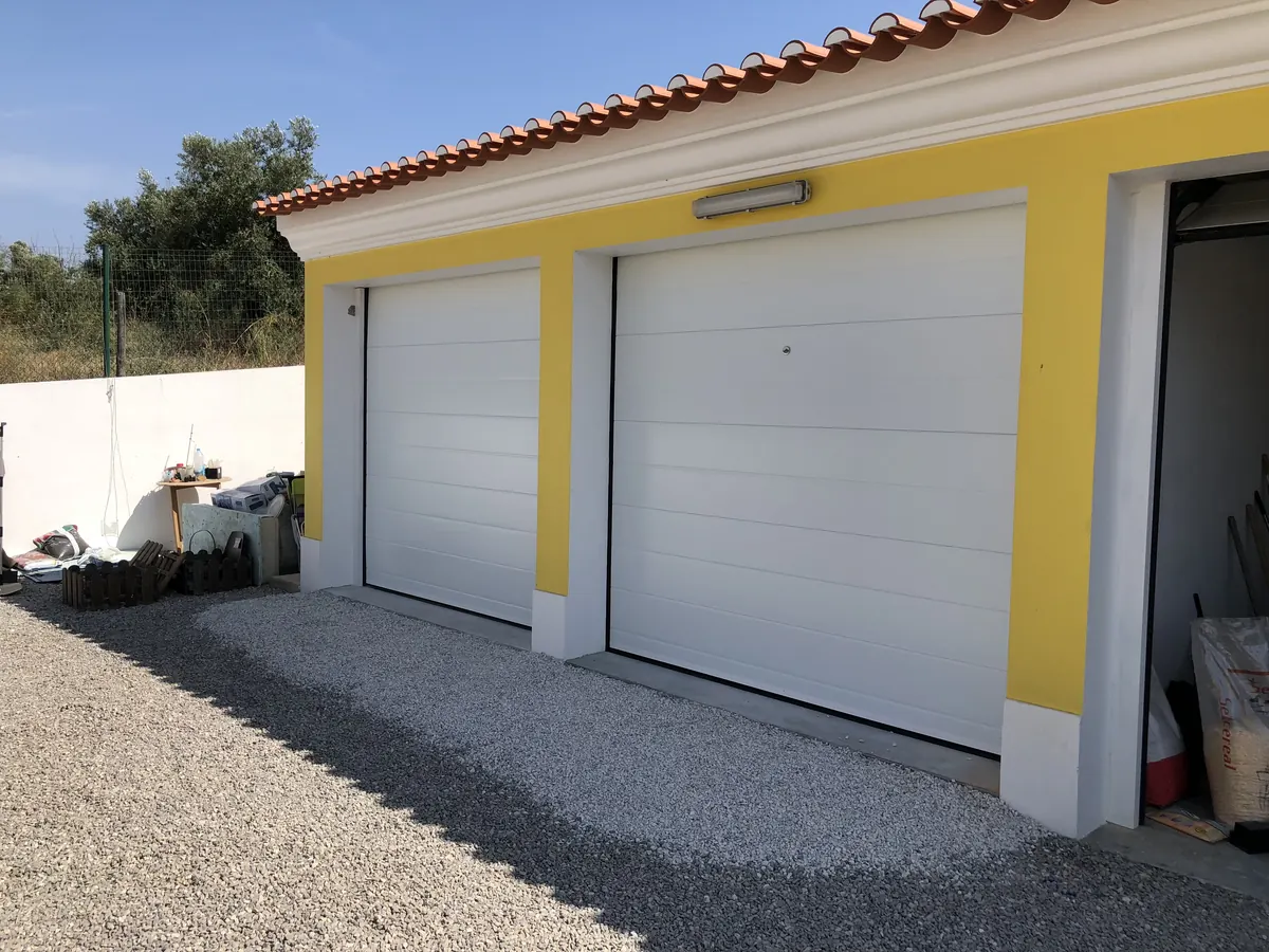 Dois automatismos de teto SEIP TM60 instalados em garagem de moradia na Quinta do Anjo, Palmela — foto 4
