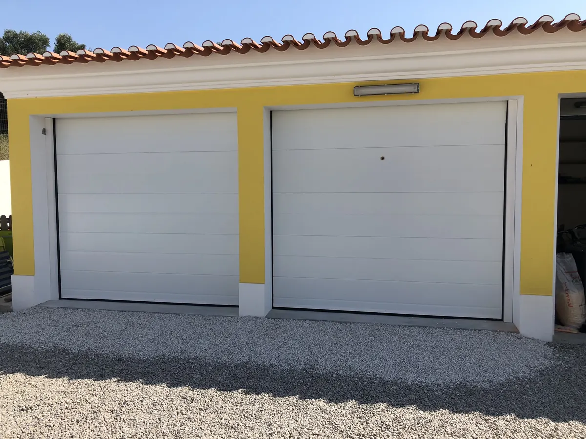Dois automatismos de teto SEIP TM60 instalados em garagem de moradia na Quinta do Anjo, Palmela — foto 6