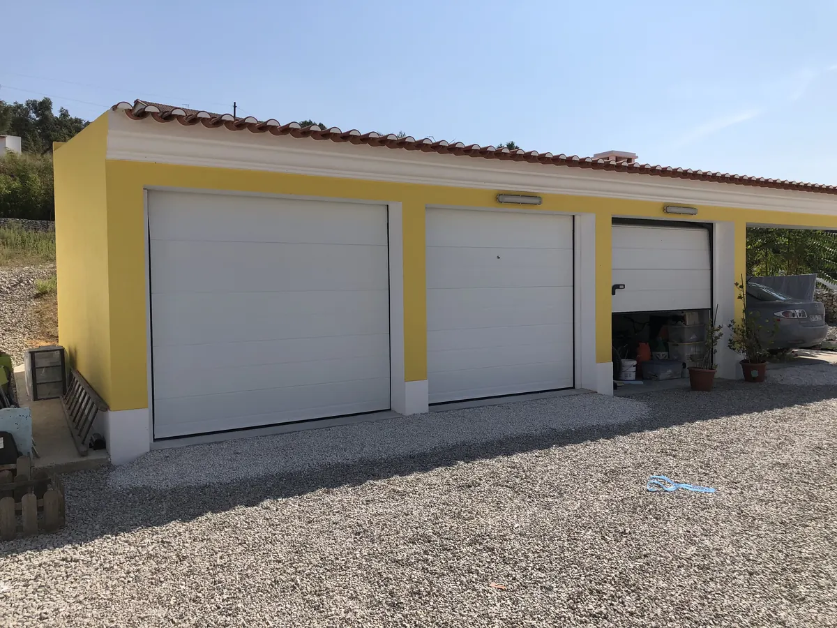 Dois automatismos de teto SEIP TM60 instalados em garagem de moradia na Quinta do Anjo, Palmela — foto 7