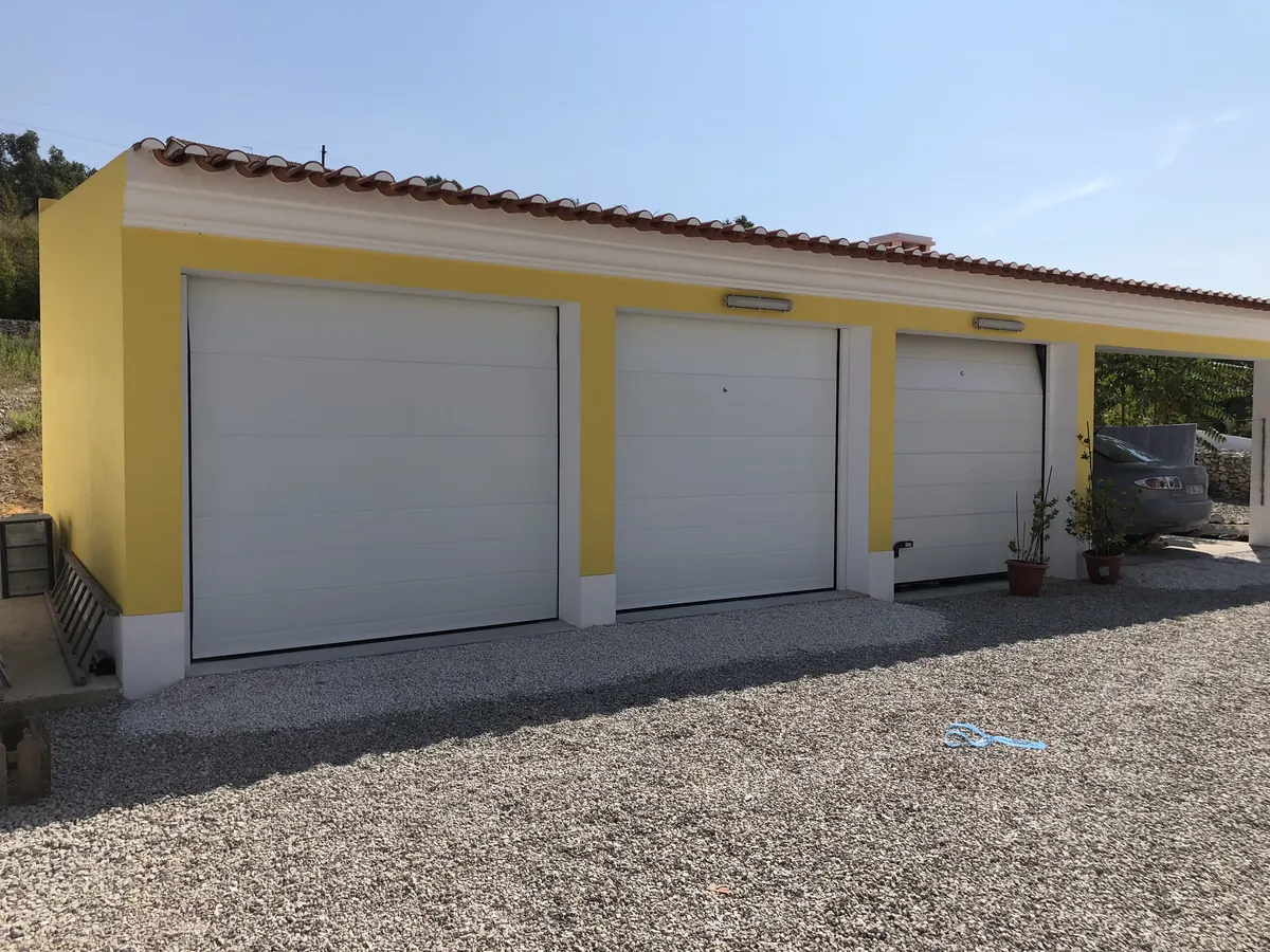 Dois automatismos de teto SEIP TM60 instalados em garagem de moradia na Quinta do Anjo, Palmela — foto 8
