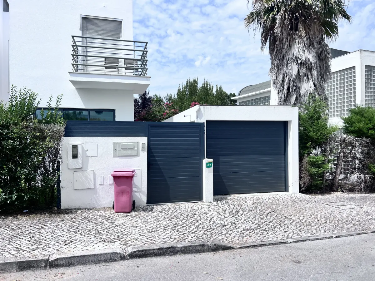 Portão seccional e pedonal instalados em moradia na Quinta do Anjo, Palmela