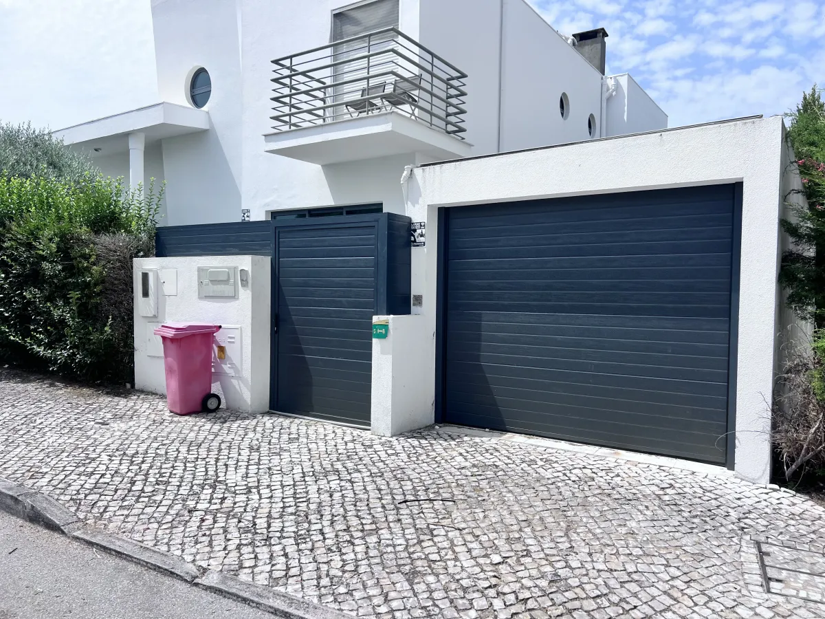 Vista exterior do portão seccional e pedonal antracite na Quinta do Anjo, Palmela