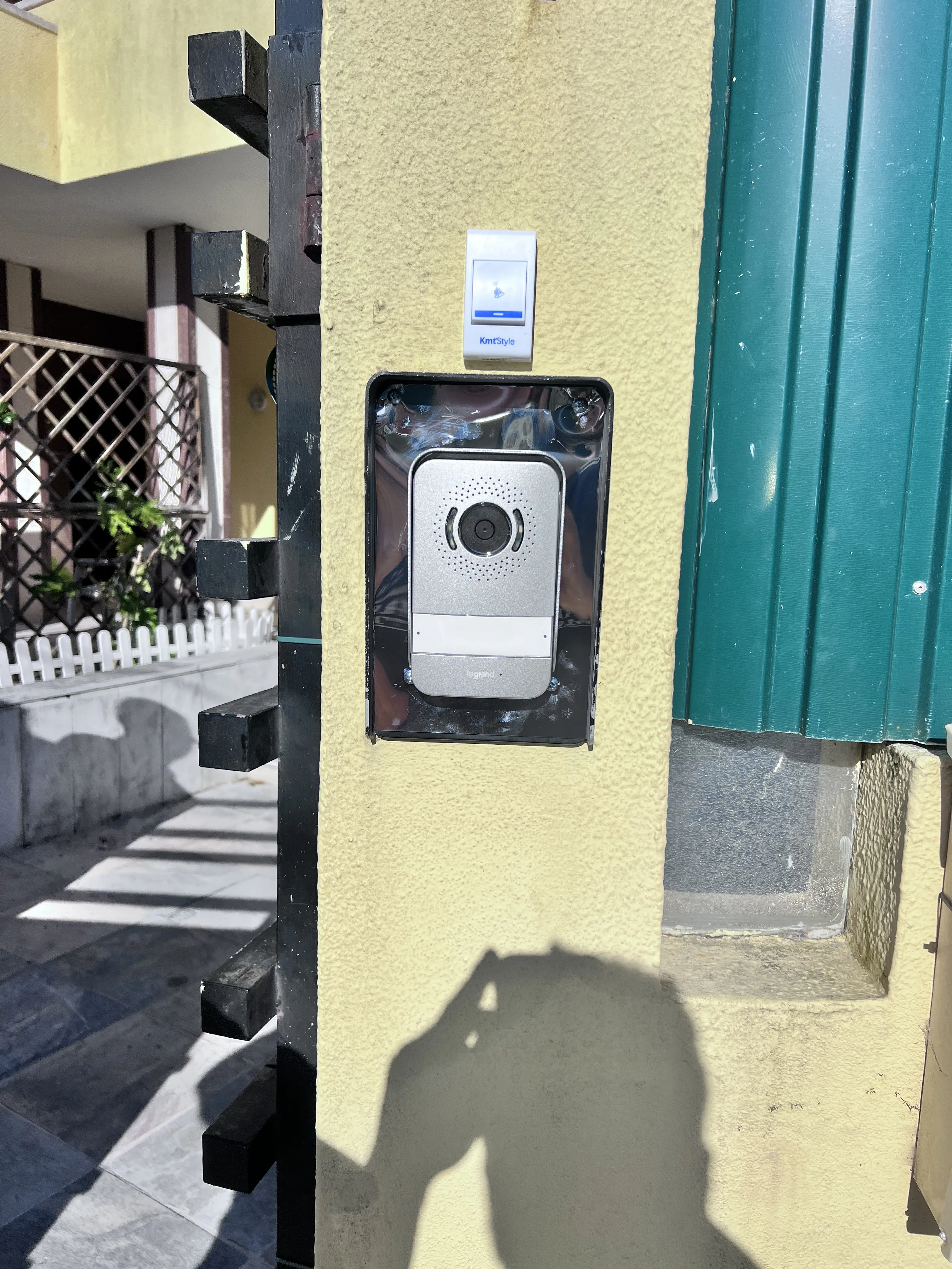 Nova unidade exterior Comelit com câmara instalada em Rio de Mouro Sintra