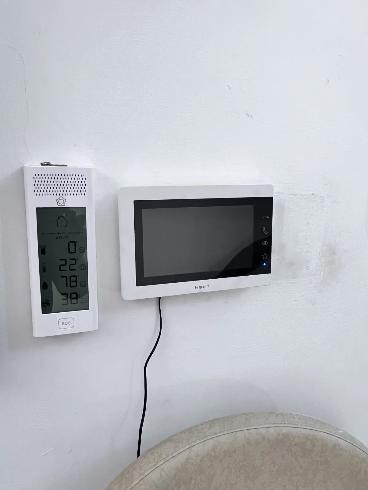 Monitor interior Legrand com ecrã tátil instalado em moradia em Rio de Mouro