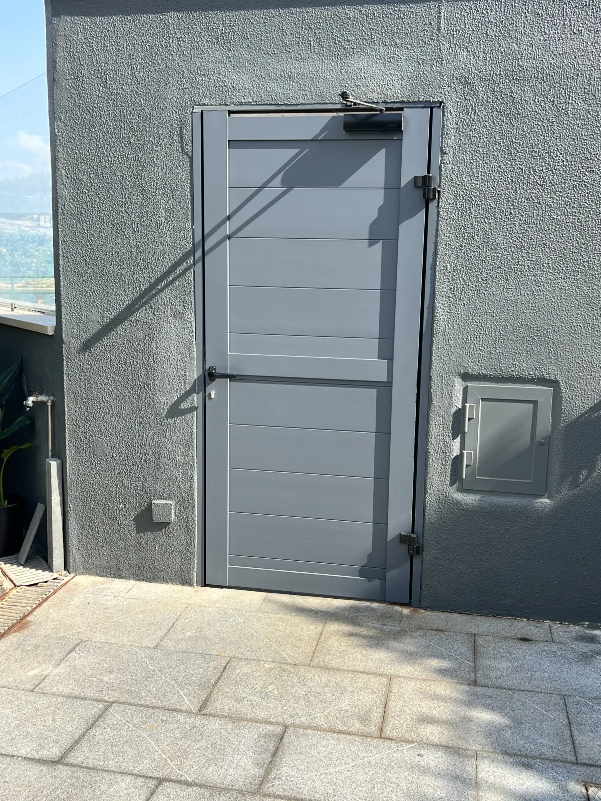 Detalhe do port&atilde;o lateral em alum&iacute;nio antracite