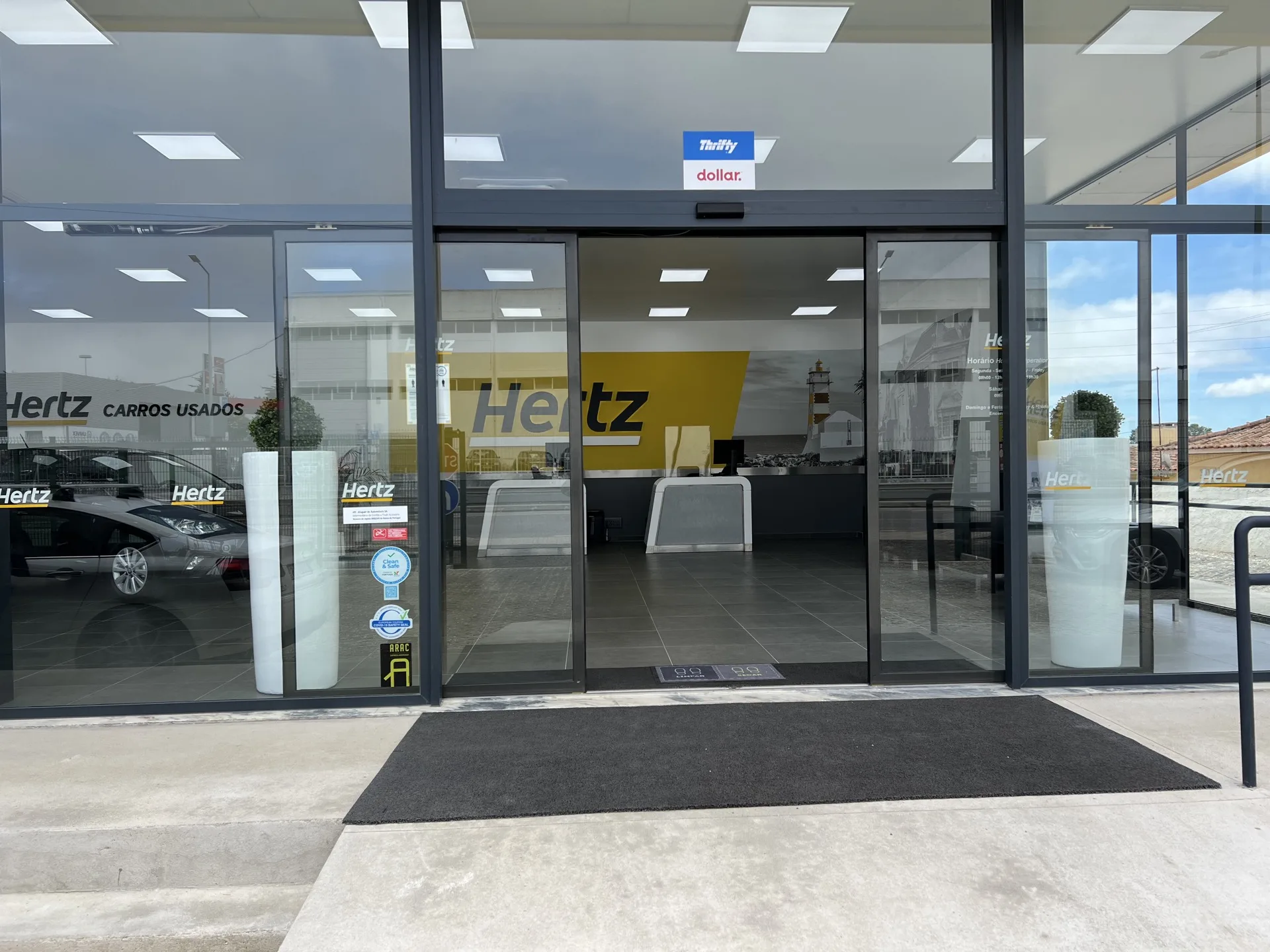 Porta automática de vidro instalada em Lisboa