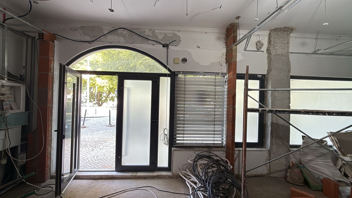 Grade veneziana espaço comercial Almada