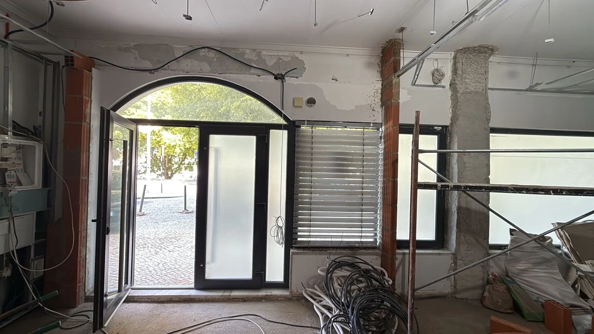Grade veneziana espaço comercial Almada