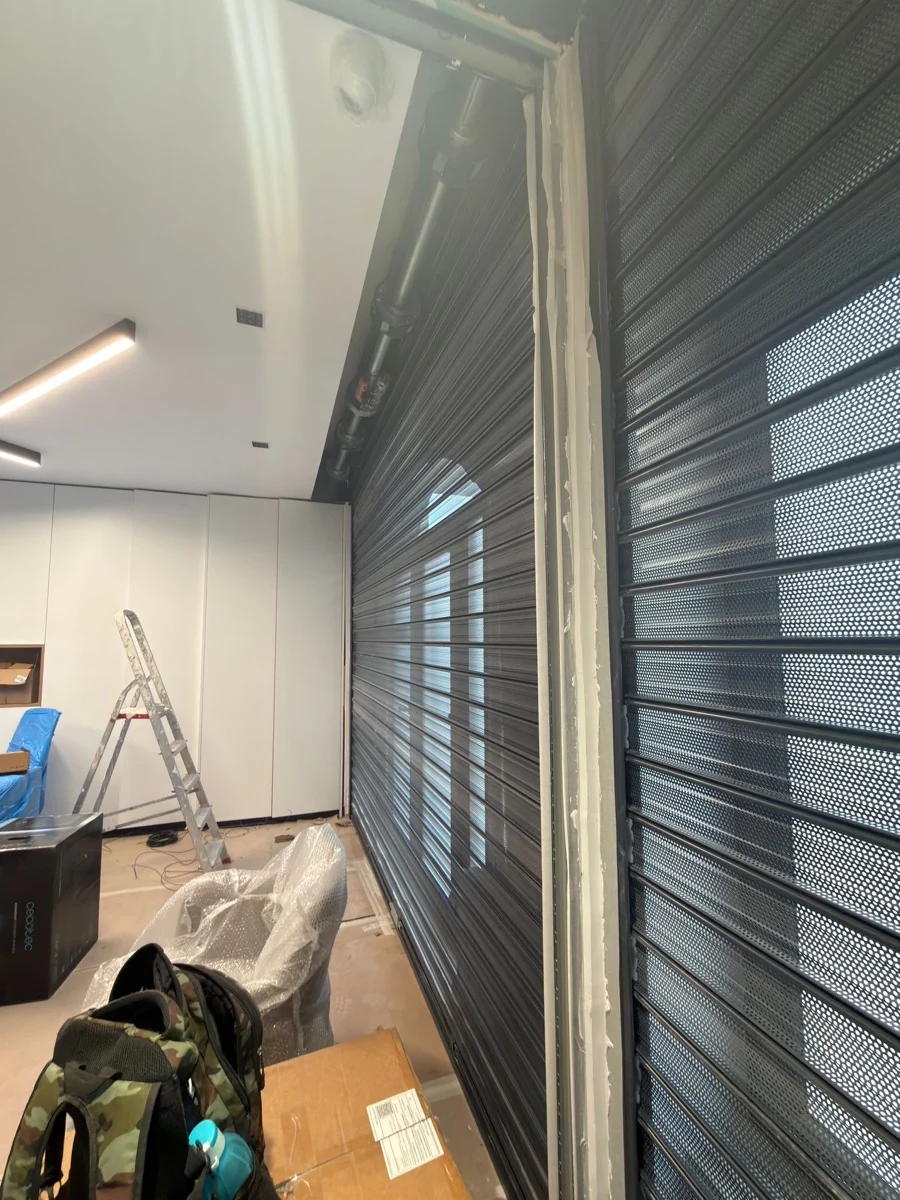 Grades venezianas pretas Almada