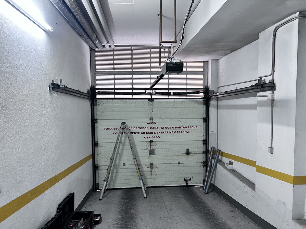 Portão seccional de garagem de condomínio em Carnaxide antes da substituição da mola partida