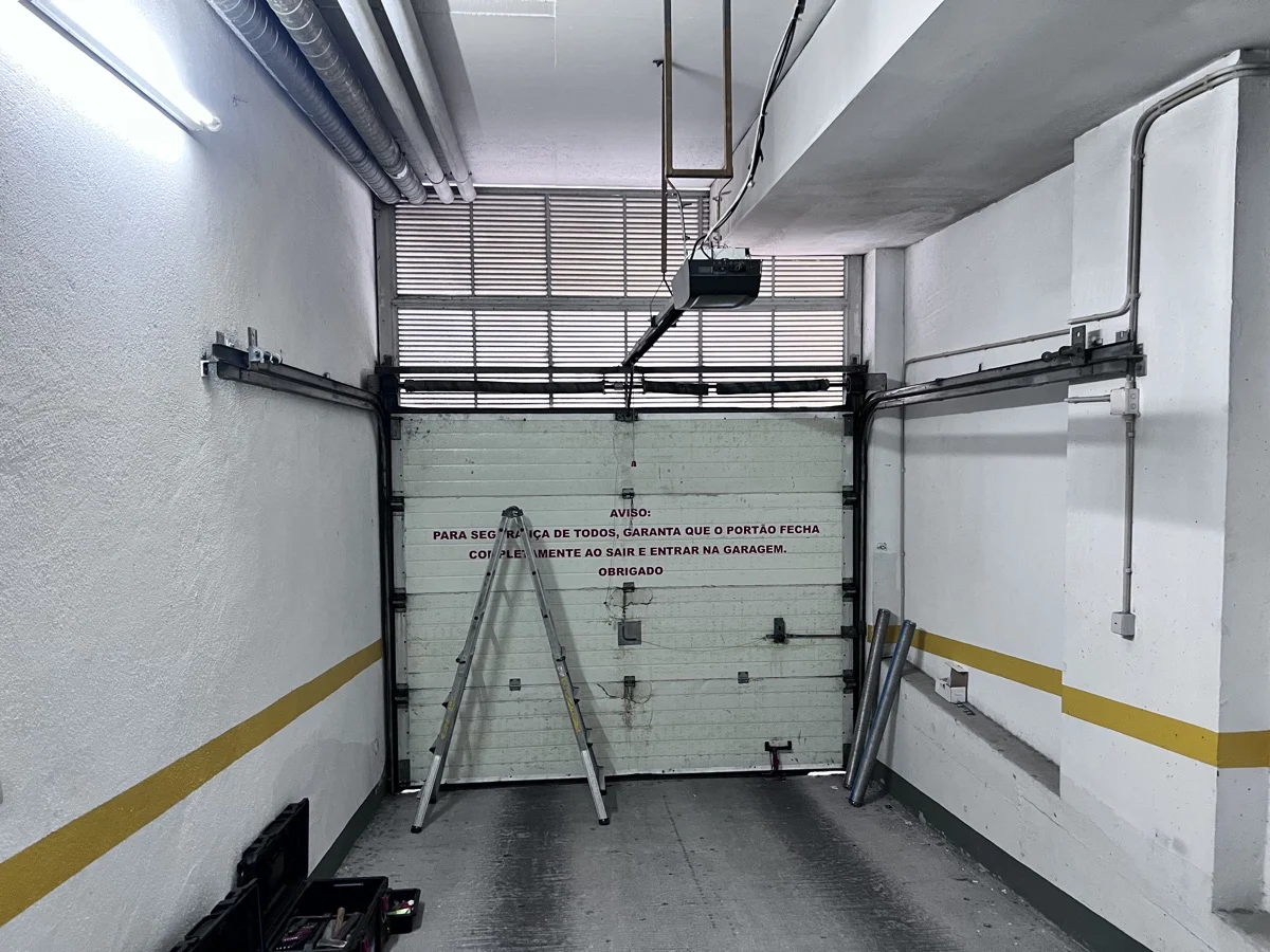 Portão seccional de garagem de condomínio em Carnaxide antes da substituição da mola partida