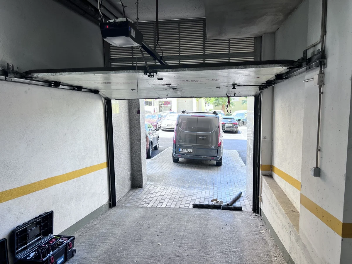 Portão seccional de condomínio após substituição de mola partida em Carnaxide, Oeiras