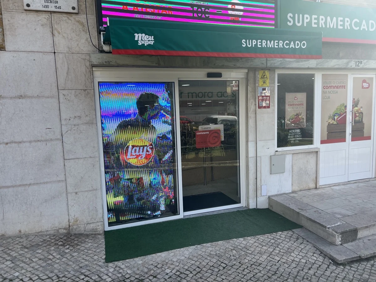Porta automática deslizante de vidro instalada em supermercado em Benfica, Lisboa