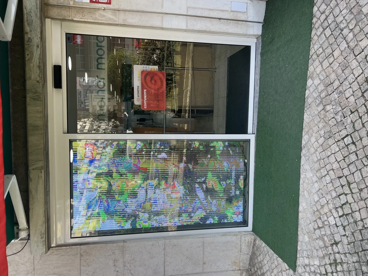 Detalhe do caixilho de alumínio e painel de vidro temperado da porta automática em Benfica