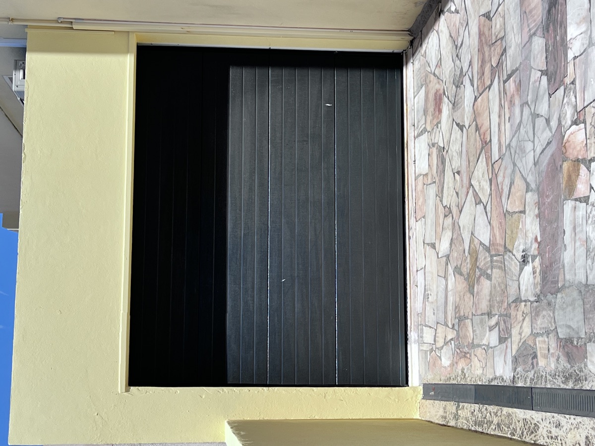 Portão seccional antracite instalado em moradia em Mem Martins, Sintra