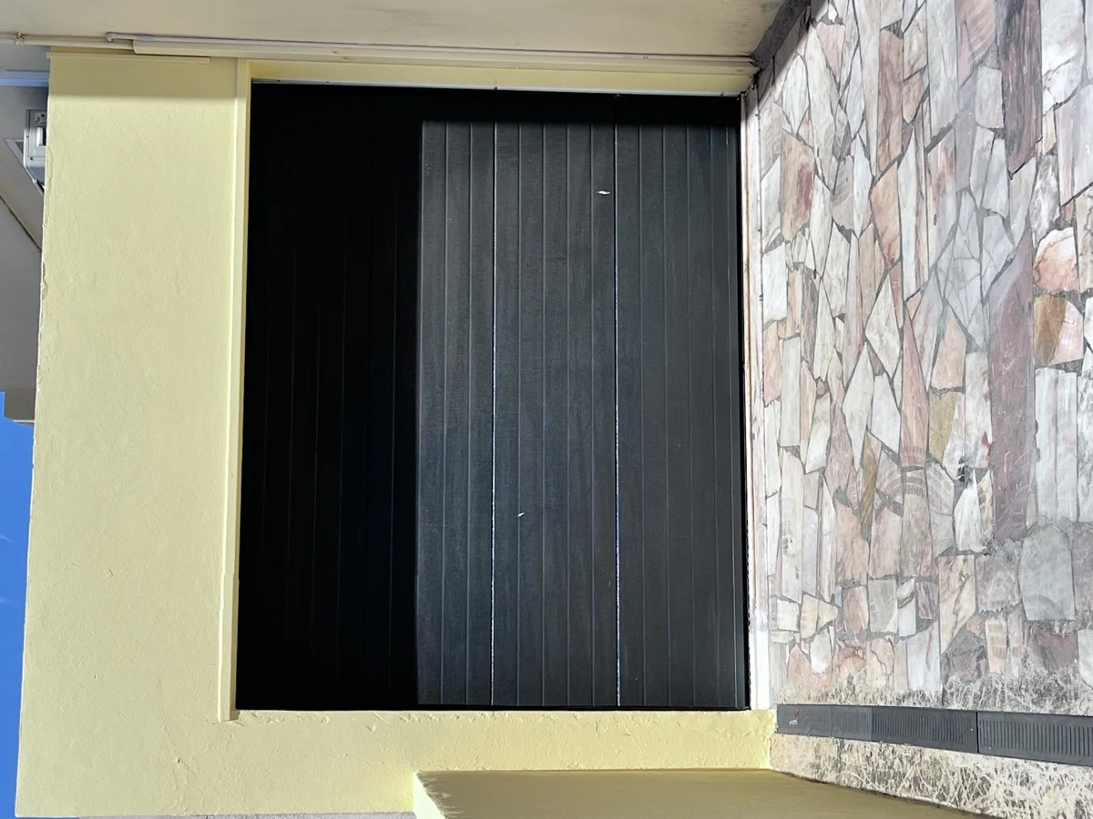 Portão seccional antracite instalado em moradia em Mem Martins, Sintra