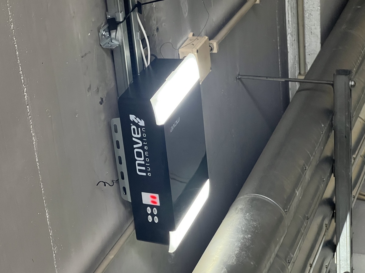 Motor Move Automation com luz LED integrada instalado no teto da garagem no Parque das Nações