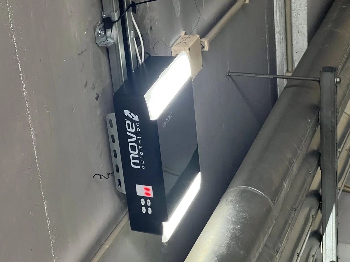 Motor Move Automation com luz LED integrada instalado no teto da garagem no Parque das Nações