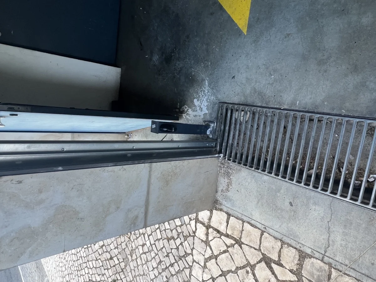 Detalhe do trilho lateral e guia do novo portão seccional instalado na garagem