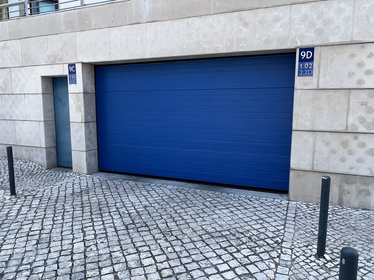 Novo portão seccional instalado em condomínio no Parque das Nações, Lisboa